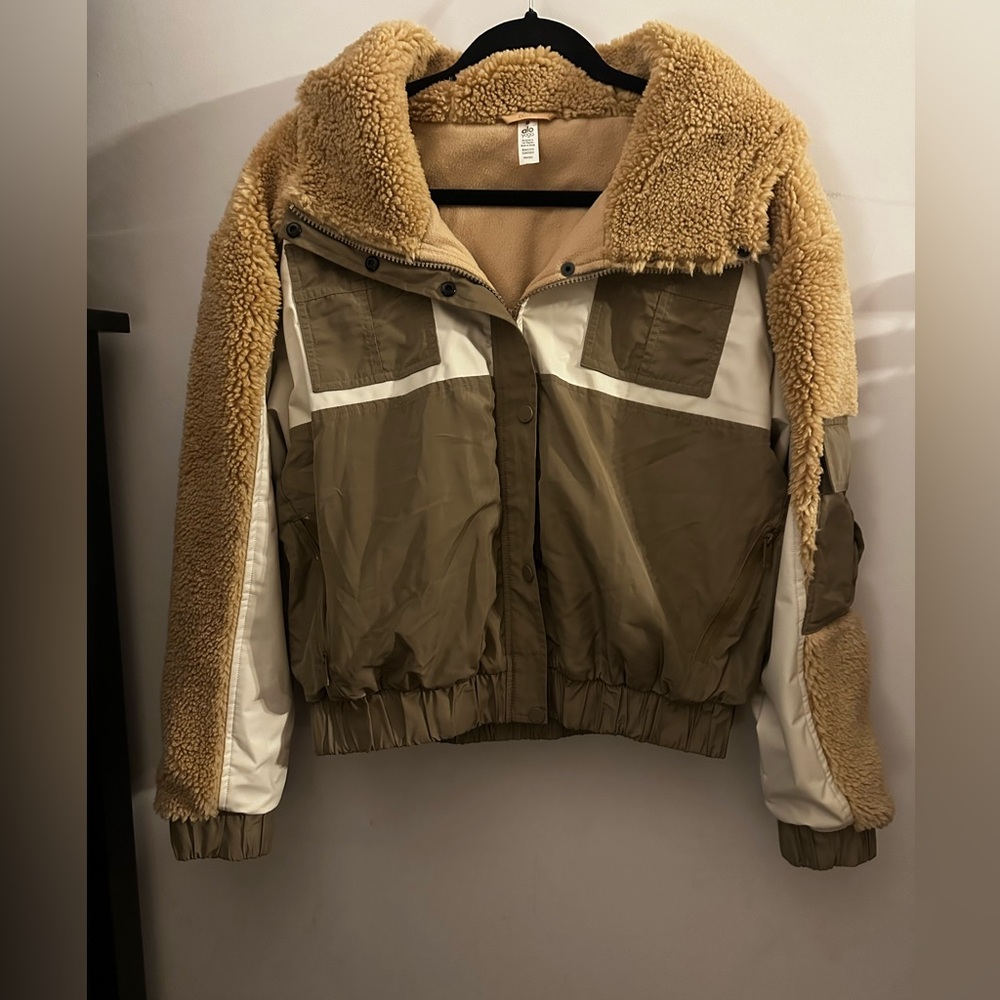 Alo yoga cargo utility jacket women’s sz small